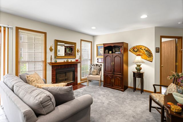 1984 N STILLWATER Road, Arlington Heights, IL 60004