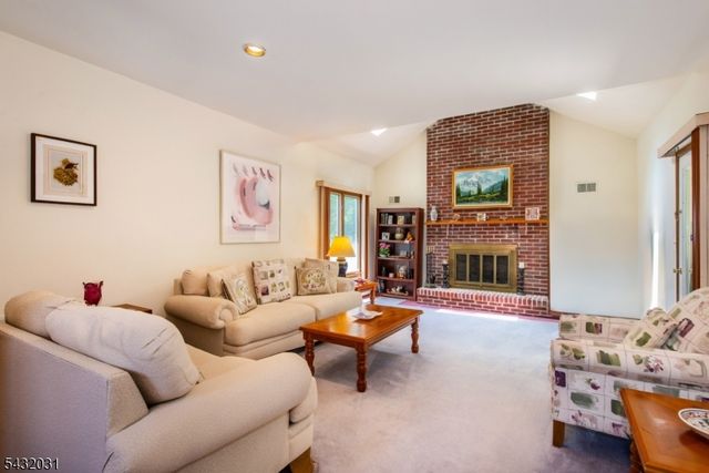 34 Silver Spring Ct, East Hanover Twp., NJ 07936