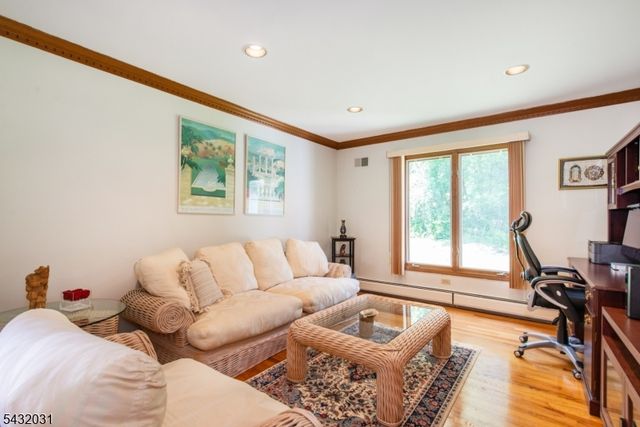 34 Silver Spring Ct, East Hanover Twp., NJ 07936