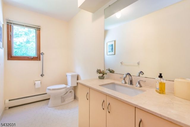 34 Silver Spring Ct, East Hanover Twp., NJ 07936