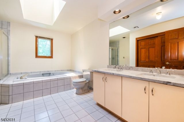 34 Silver Spring Ct, East Hanover Twp., NJ 07936