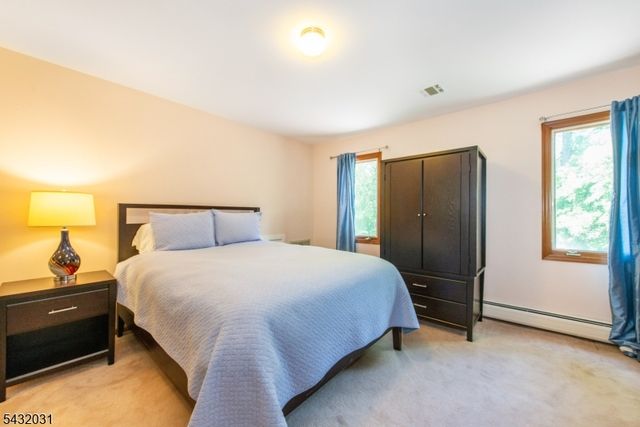 34 Silver Spring Ct, East Hanover Twp., NJ 07936