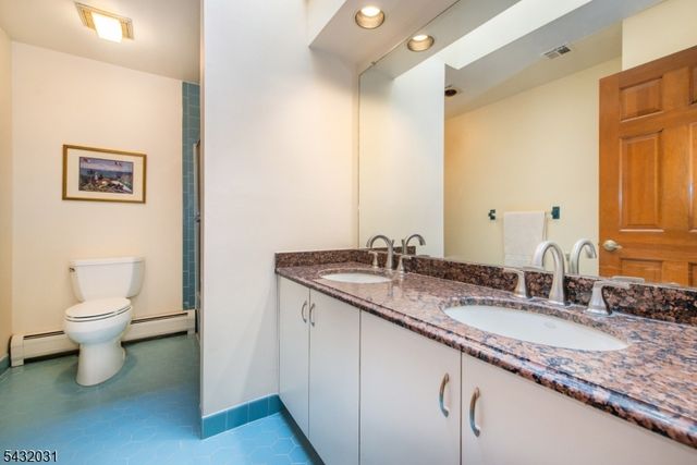 34 Silver Spring Ct, East Hanover Twp., NJ 07936