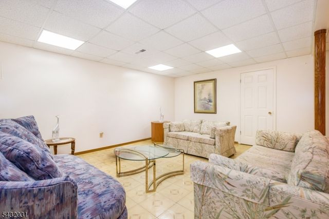 34 Silver Spring Ct, East Hanover Twp., NJ 07936