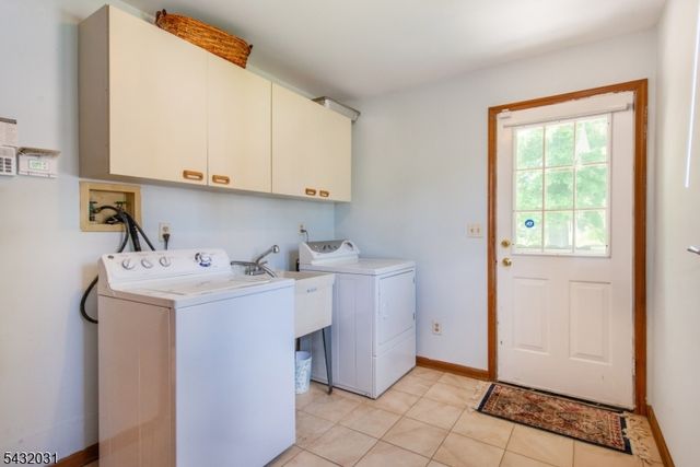 34 Silver Spring Ct, East Hanover Twp., NJ 07936