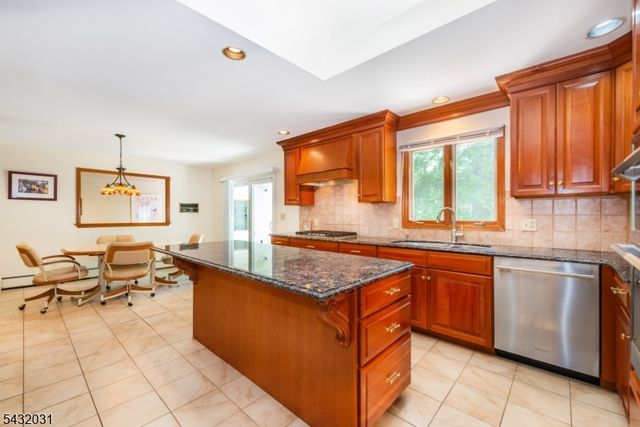 34 Silver Spring Ct, East Hanover Twp., NJ 07936