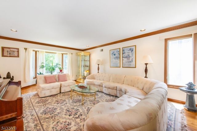 34 Silver Spring Ct, East Hanover Twp., NJ 07936