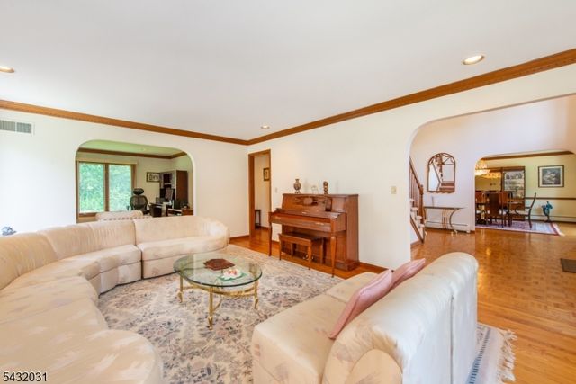 34 Silver Spring Ct, East Hanover Twp., NJ 07936