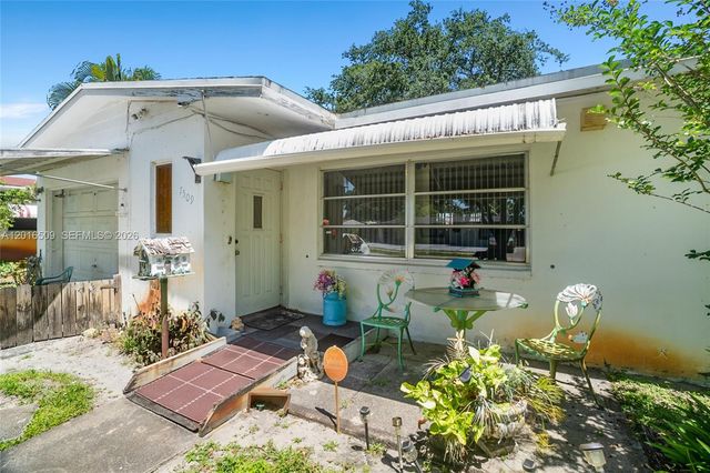 7509 Garfield St, Hollywood, FL 33024