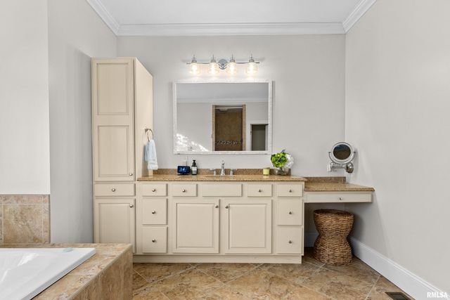 3190 OAK RUN Drive, Dahinda, IL 61428