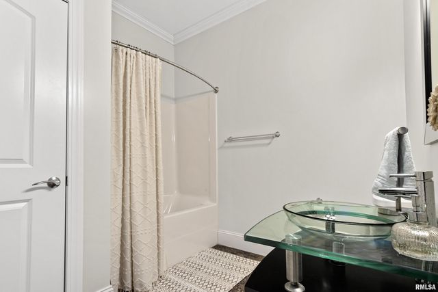 3190 OAK RUN Drive, Dahinda, IL 61428