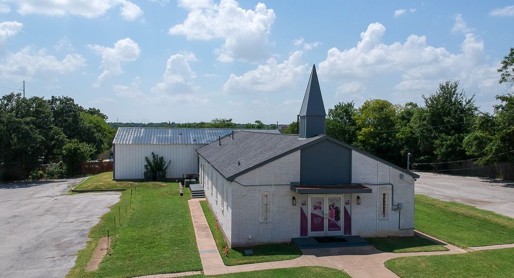 2126 Amanda Avenue, Fort Worth, TX 76105