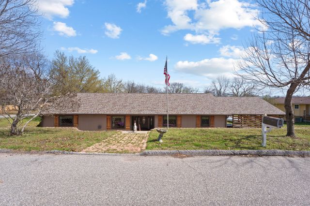 1301 Maple Drive, Grove, OK 74344