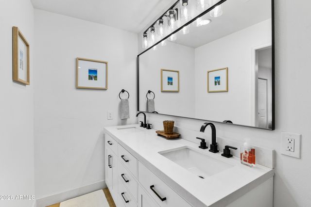 8537 E JACKRABBIT Road, Scottsdale, AZ 85250
