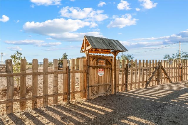 459 S Hano Road, Golden Valley, AZ 86413