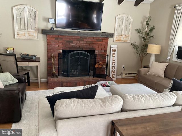 302 VIHO CT, Pocono Lake, PA 18347