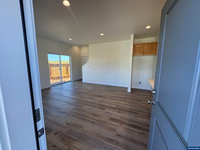 1677 SE Barberry Av, Dallas, OR 97338