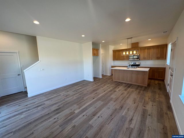 1677 SE Barberry Av, Dallas, OR 97338