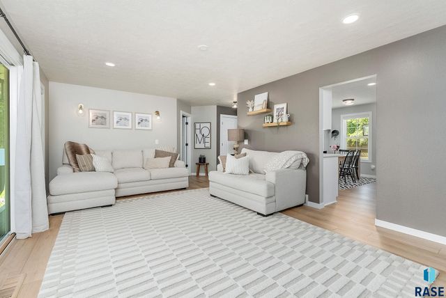 208 W Chapelwood Dr, Brandon, SD 57005