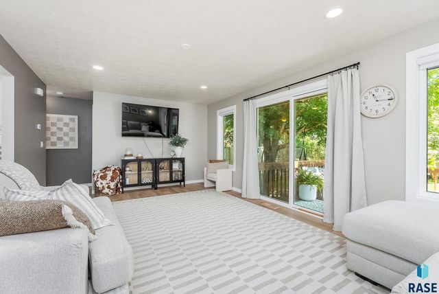 208 W Chapelwood Dr, Brandon, SD 57005
