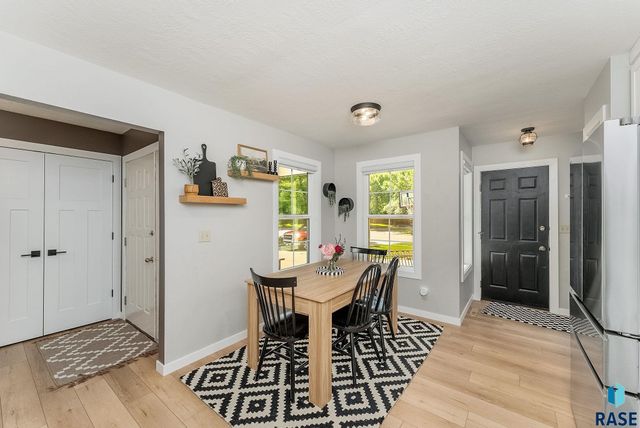 208 W Chapelwood Dr, Brandon, SD 57005
