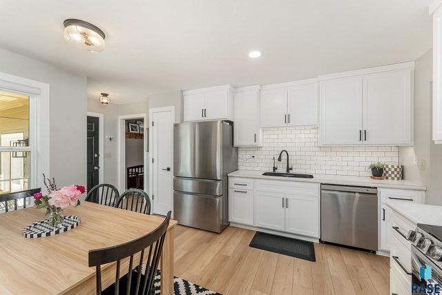 208 W Chapelwood Dr, Brandon, SD 57005
