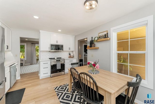 208 W Chapelwood Dr, Brandon, SD 57005