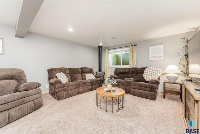 208 W Chapelwood Dr, Brandon, SD 57005
