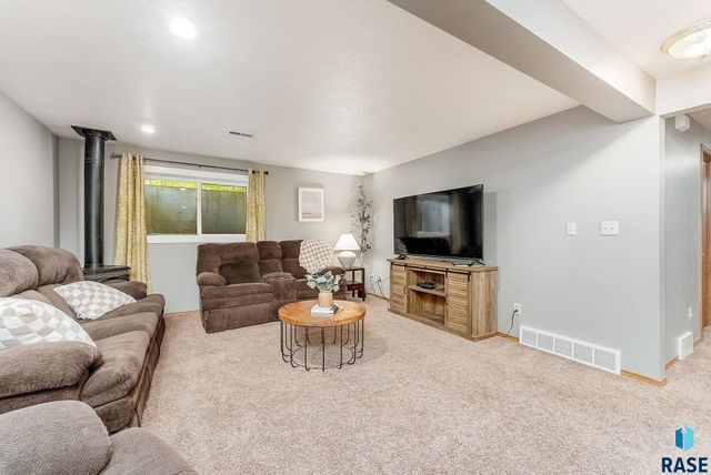 208 W Chapelwood Dr, Brandon, SD 57005