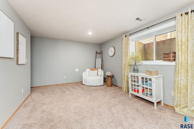 208 W Chapelwood Dr, Brandon, SD 57005