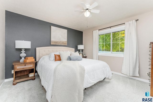 208 W Chapelwood Dr, Brandon, SD 57005