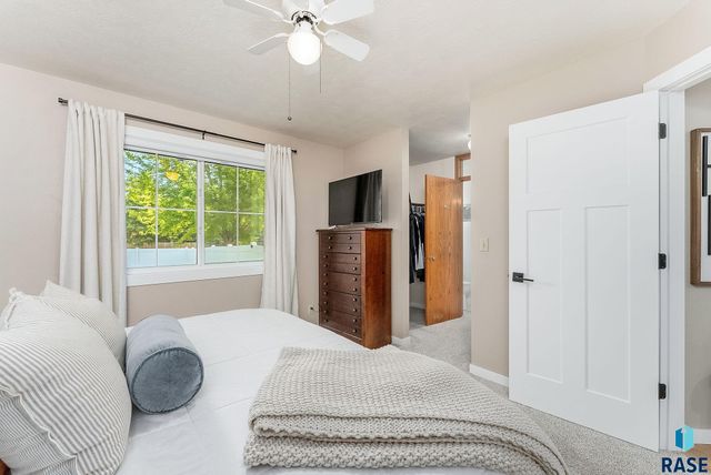 208 W Chapelwood Dr, Brandon, SD 57005