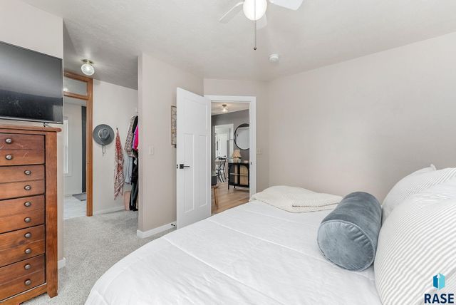 208 W Chapelwood Dr, Brandon, SD 57005