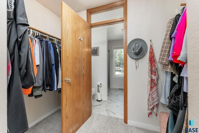 208 W Chapelwood Dr, Brandon, SD 57005