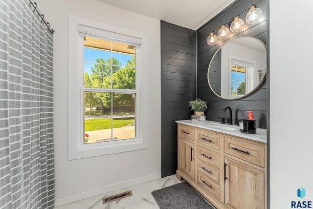 208 W Chapelwood Dr, Brandon, SD 57005