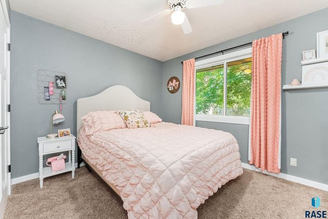 208 W Chapelwood Dr, Brandon, SD 57005