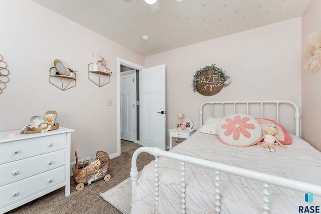 208 W Chapelwood Dr, Brandon, SD 57005