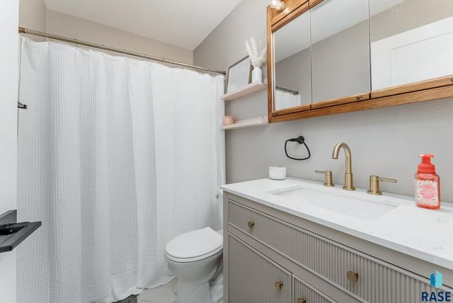 208 W Chapelwood Dr, Brandon, SD 57005
