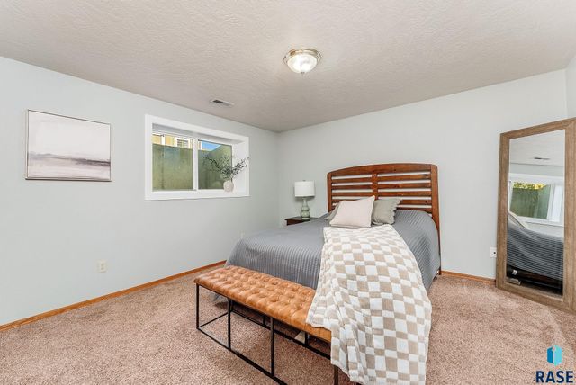 208 W Chapelwood Dr, Brandon, SD 57005