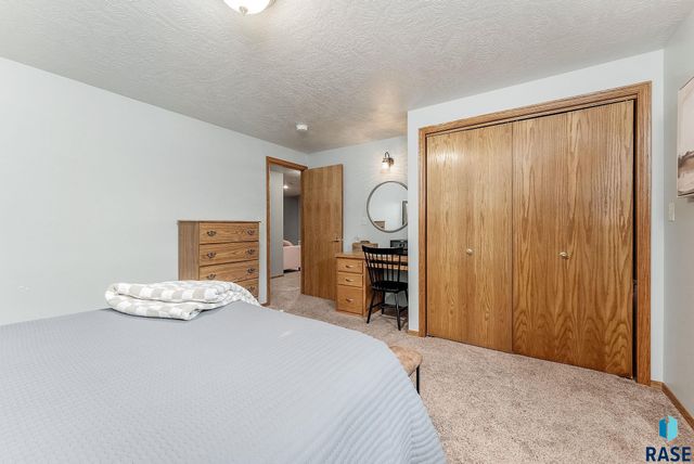 208 W Chapelwood Dr, Brandon, SD 57005