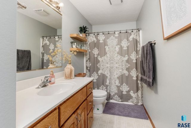 208 W Chapelwood Dr, Brandon, SD 57005