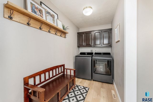 208 W Chapelwood Dr, Brandon, SD 57005