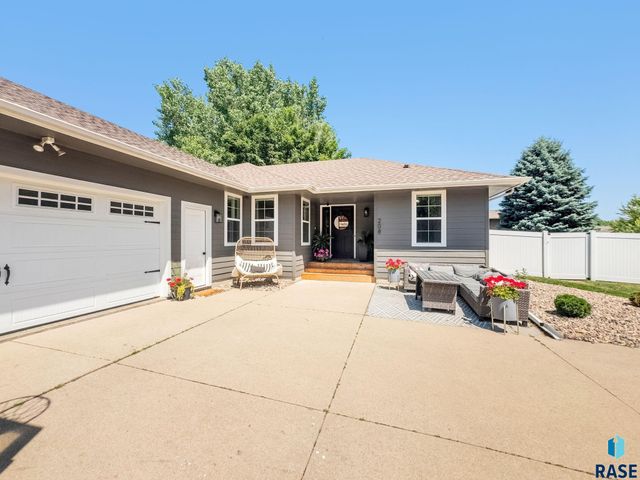 208 W Chapelwood Dr, Brandon, SD 57005