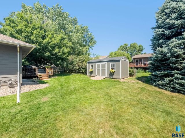 208 W Chapelwood Dr, Brandon, SD 57005