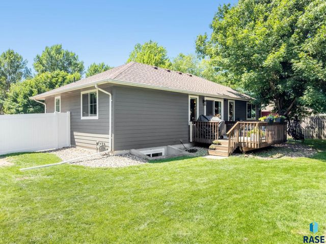 208 W Chapelwood Dr, Brandon, SD 57005