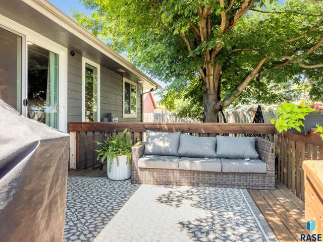 208 W Chapelwood Dr, Brandon, SD 57005
