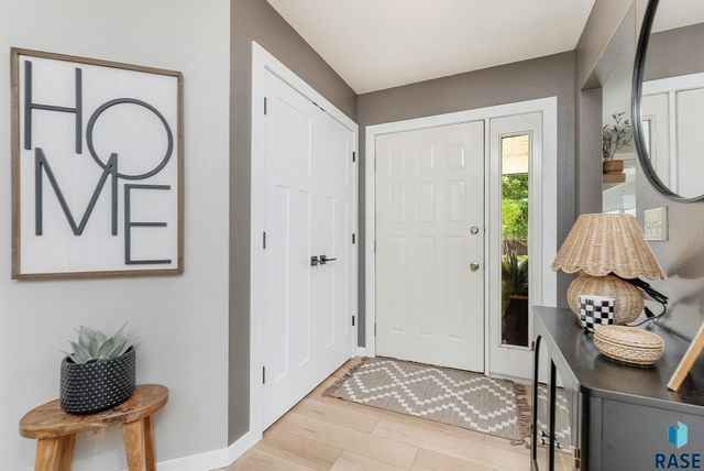 208 W Chapelwood Dr, Brandon, SD 57005