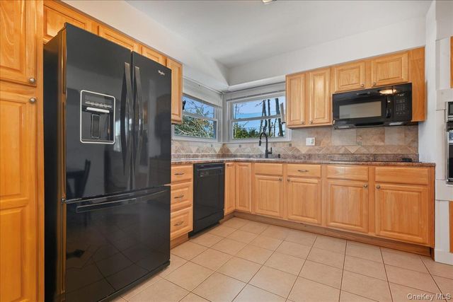 3 Adrienne Court, Hauppauge, NY 11788