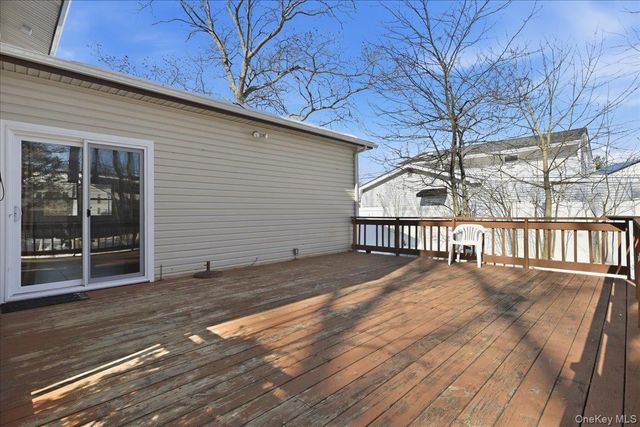 3 Adrienne Court, Hauppauge, NY 11788