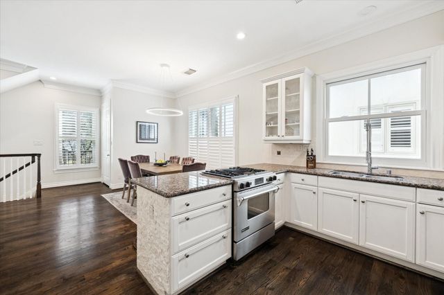 126 Oak Place Drive, Houston, TX 77006